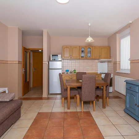 1 Bedroom Lovely In Διαμέρισμα Dramalj